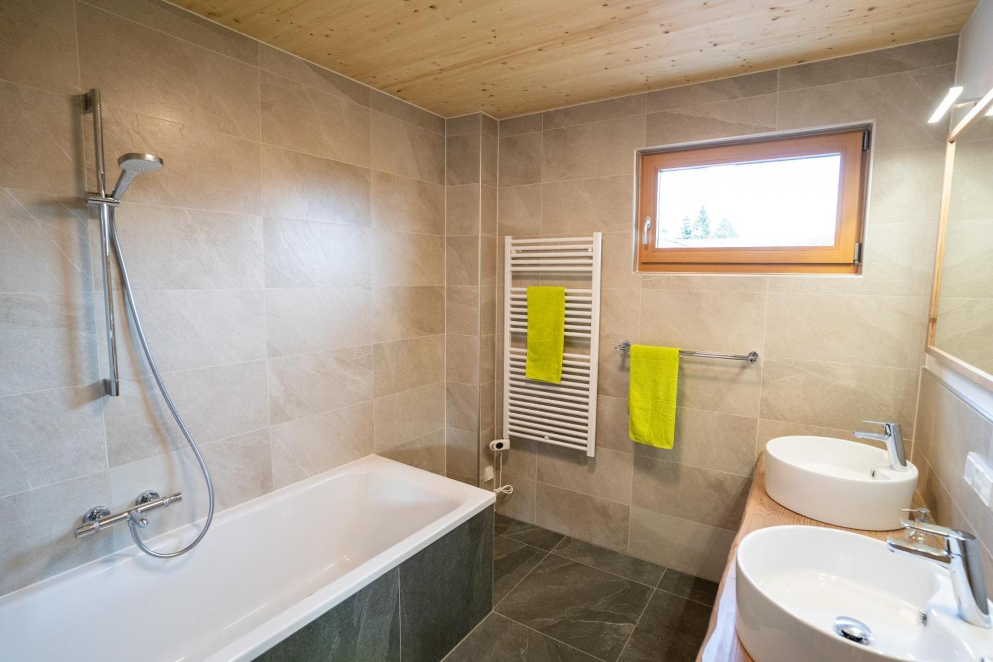 Holzhaus "Zum Schwarz'N" Apartamento Aurach am Hongar Exterior foto