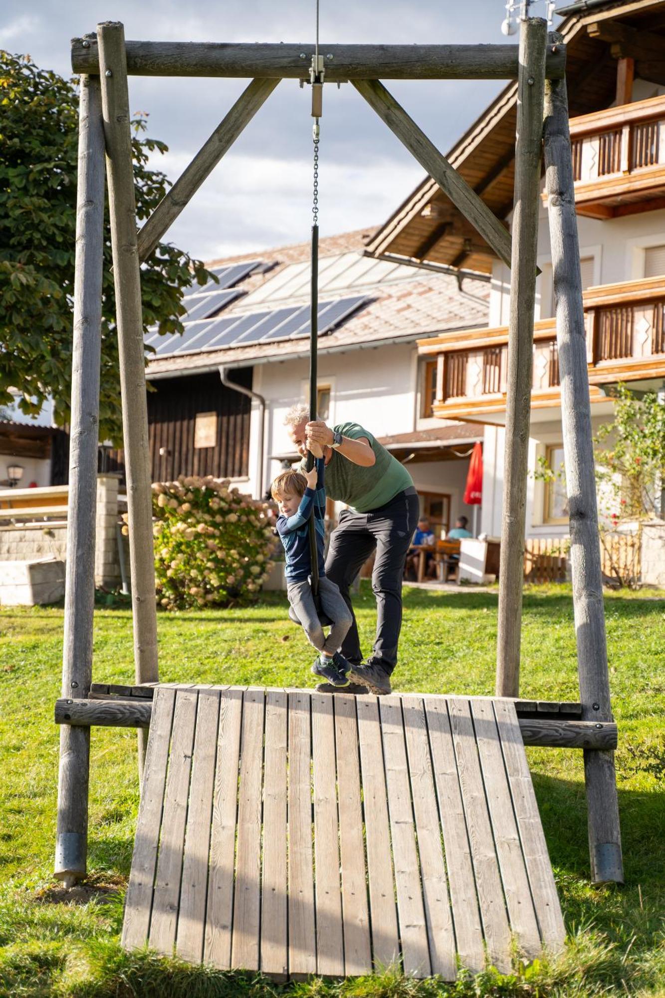 Holzhaus "Zum Schwarz'N" Apartamento Aurach am Hongar Exterior foto
