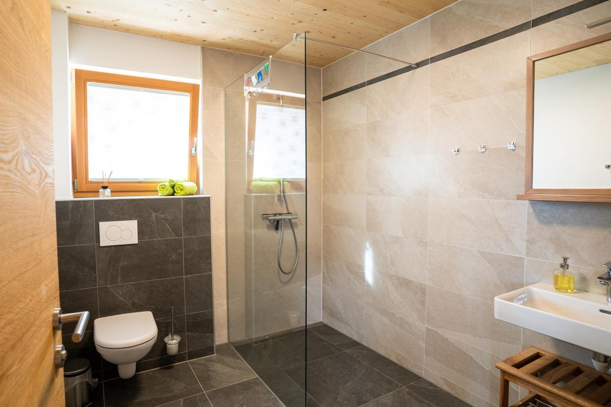 Holzhaus "Zum Schwarz'N" Apartamento Aurach am Hongar Exterior foto